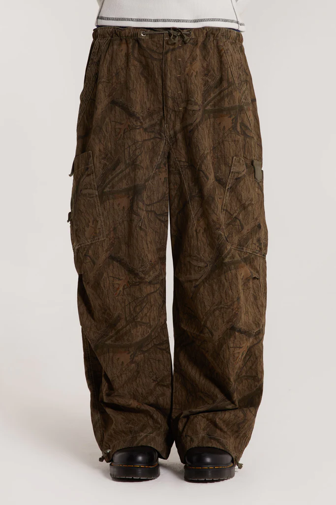 New
  Attraction Of Young Girls The Camo Pants Of Men