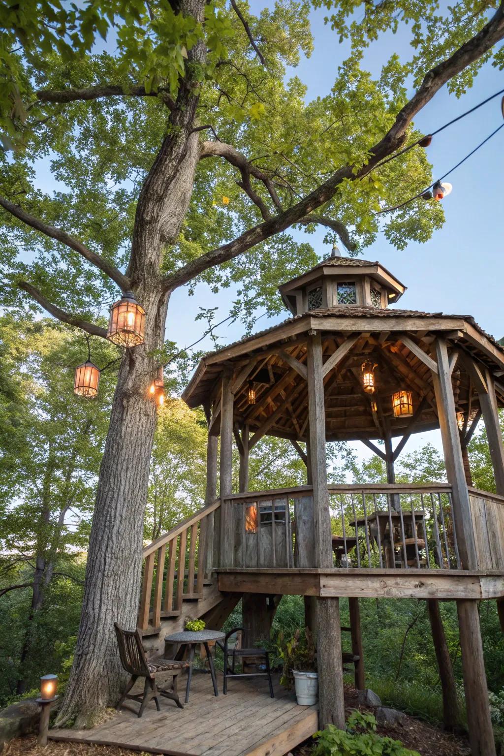 A treehouse gazebo that unites adventure and serenity in a unique setting.