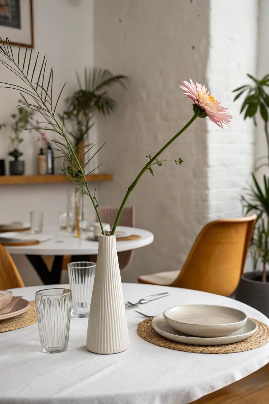 A simple centerpiece that empowers the flower to radiate.