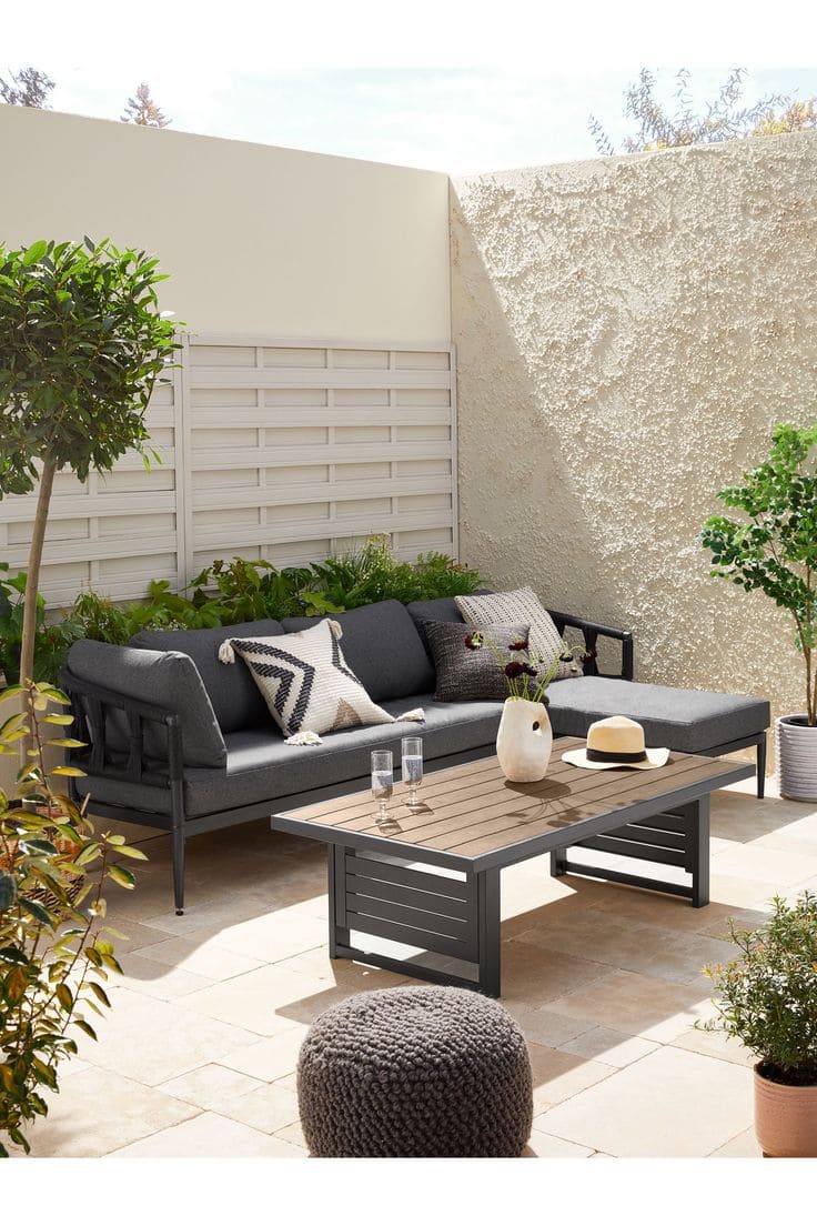 Contemporary Tranquil Garden Lounge