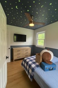 Glow-in-the-dark starry sky ceiling wallpaper