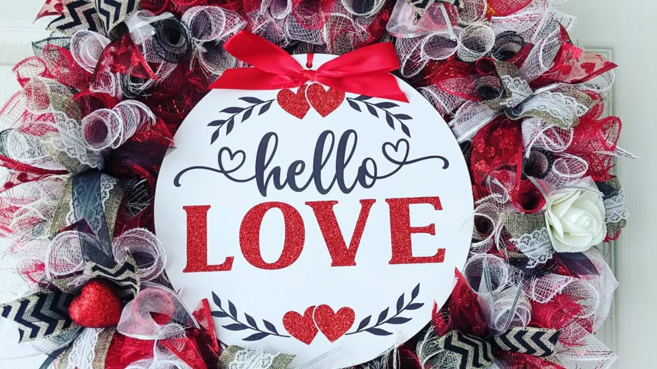25 Stunning Valentine’s Day Door Decorations That Will Steal Your Heart